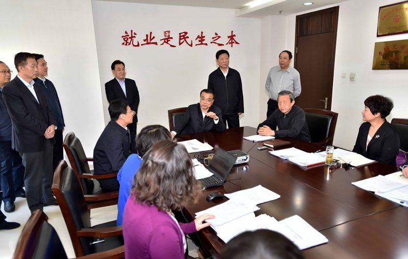 这是李克强在就业促进司会议室与正在会商农民工就业形势的工作人员展开讨论。