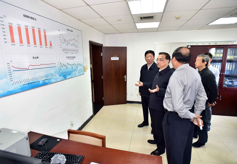 这是李克强在就业促进司仔细了解就业信息监测及形势分析。