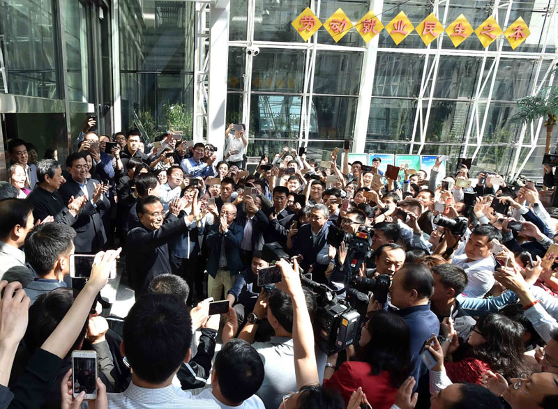 5月6日，中共中央政治局常委、国务院总理李克强到人力资源社会保障部考察并主持召开就业工作座谈会。