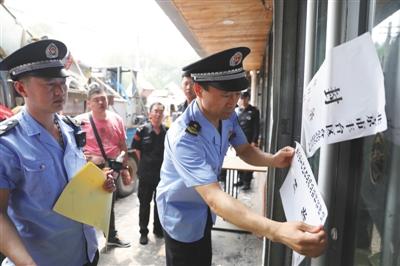 5月14日,丰台区安乐林路,食药监局对报道提到的“蒲黄美食”10多家外卖店进行查封。 本版摄影/新京报记者 王飞 点击进入下一页
