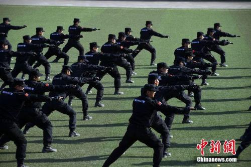 资料图：吐鲁番市组织公安机关开展综合技能训练。艾尔肯 摄