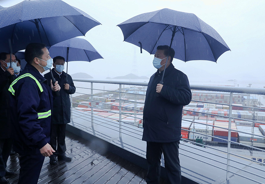 3月29日，中共中央总书记、国家主席、中央军委主席习近平在浙江考察调研。这是习近平在宁波舟山港穿山港区码头了解港口复工复产情况。 新华社记者 鞠鹏 摄