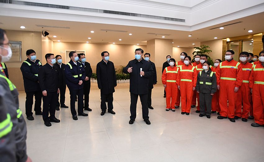 3月29日，中共中央总书记、国家主席、中央军委主席习近平在浙江考察调研。这是习近平在宁波舟山港穿山港区码头了解港口复工复产情况。 新华社记者 燕雁 摄